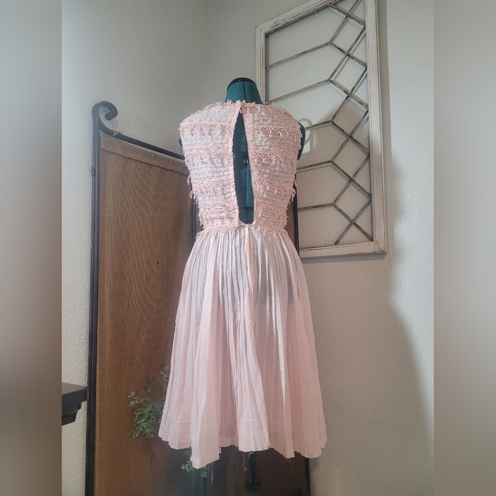 Vintage 1950's Light Pink CARLYE Boot Neck Cotton Lace Bodice Formal Midi Dress. - Picture 5 of 13